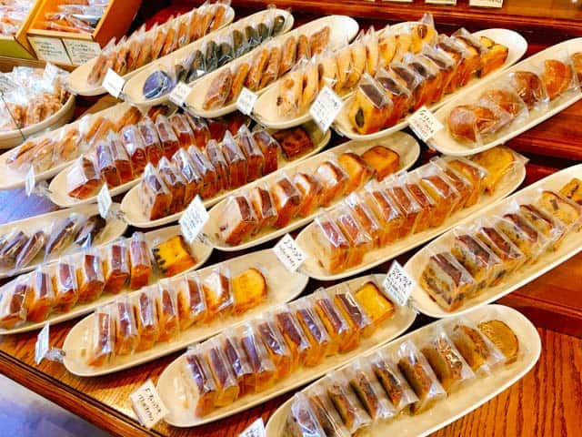 ル コント ブルゥ箱田本店の焼き菓子アップ
