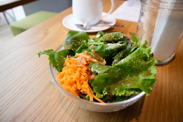 菊寿童のカフェザシェードツリーBLTサンドのサラダ