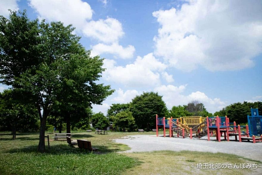 熊谷スポーツ文化公園子供の広場のベンチ