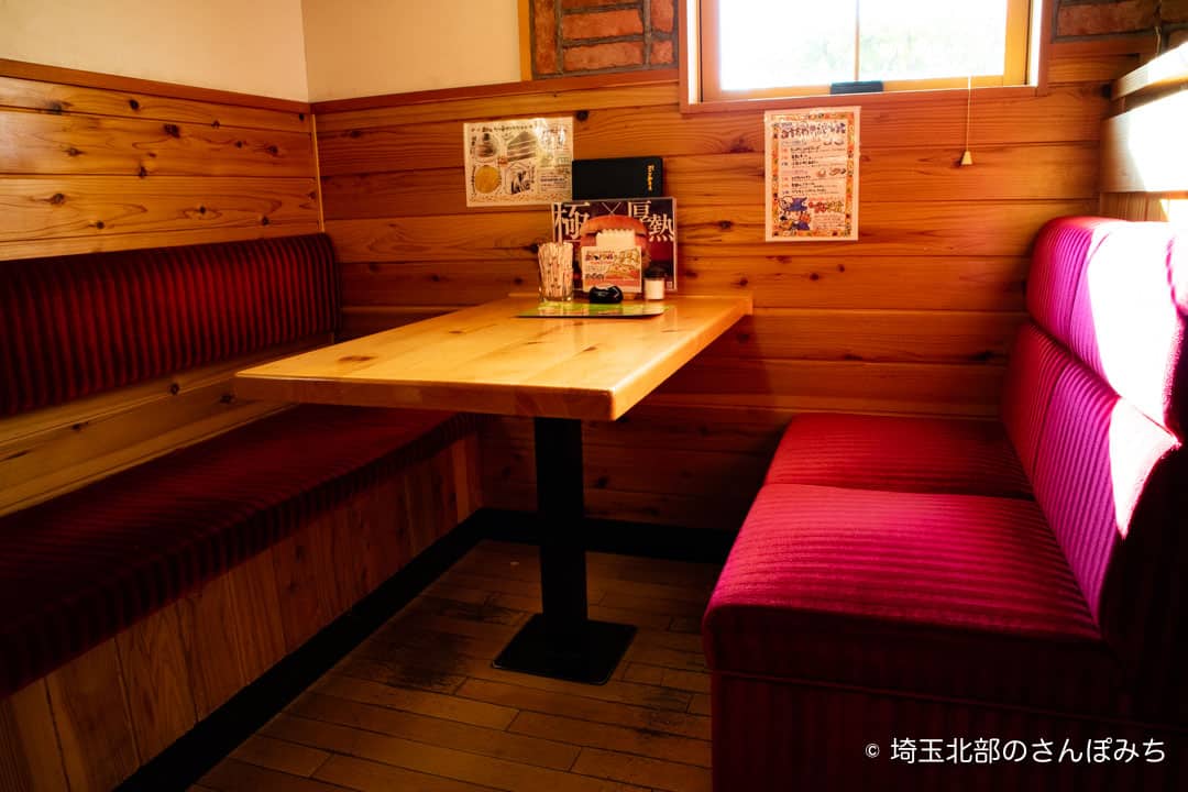 コメダ珈琲熊谷店の赤のソファ