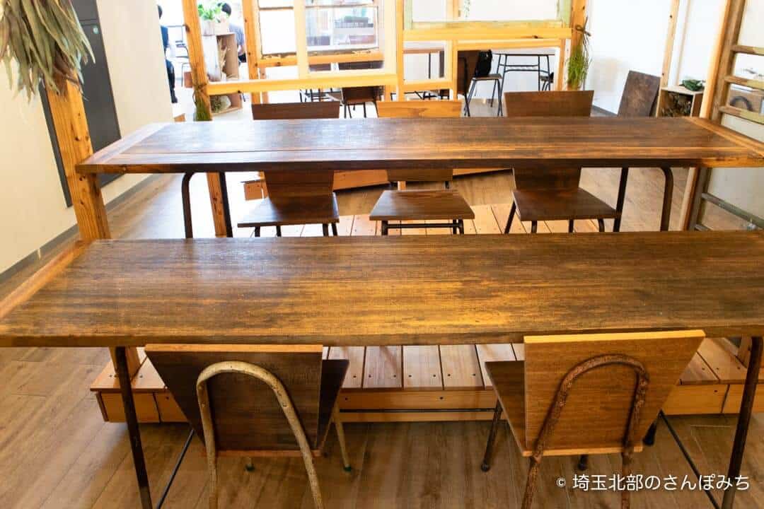 本庄駅カフェ・テラスバのテーブル(オープン前)