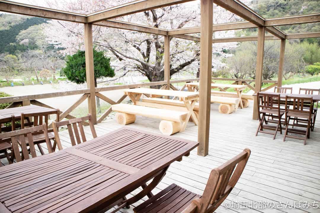 小川町下里分校のカフェ・モザートのテラス席
