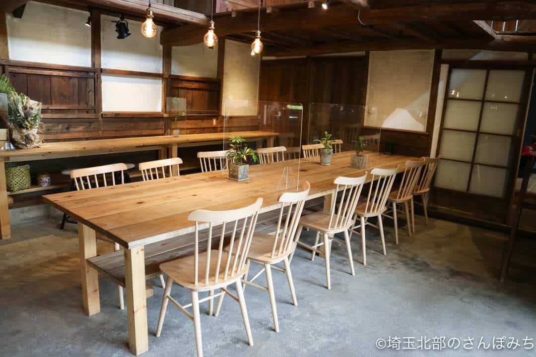 深谷・畑とキッチンカフェのテーブル席
