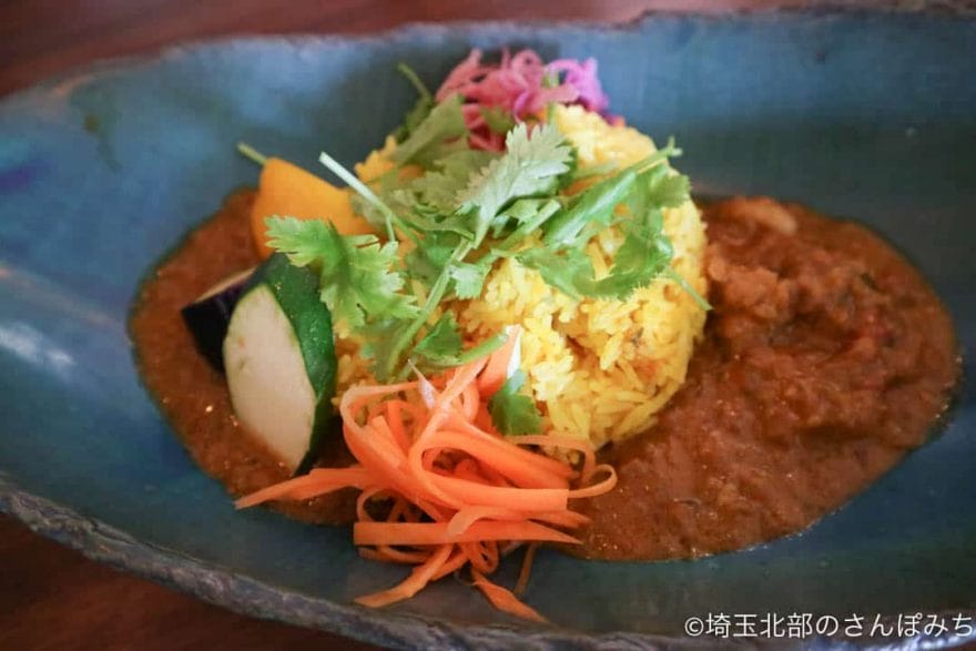 鴻巣・ニューノーマルカフェの2色のカレー(野菜・チキン)