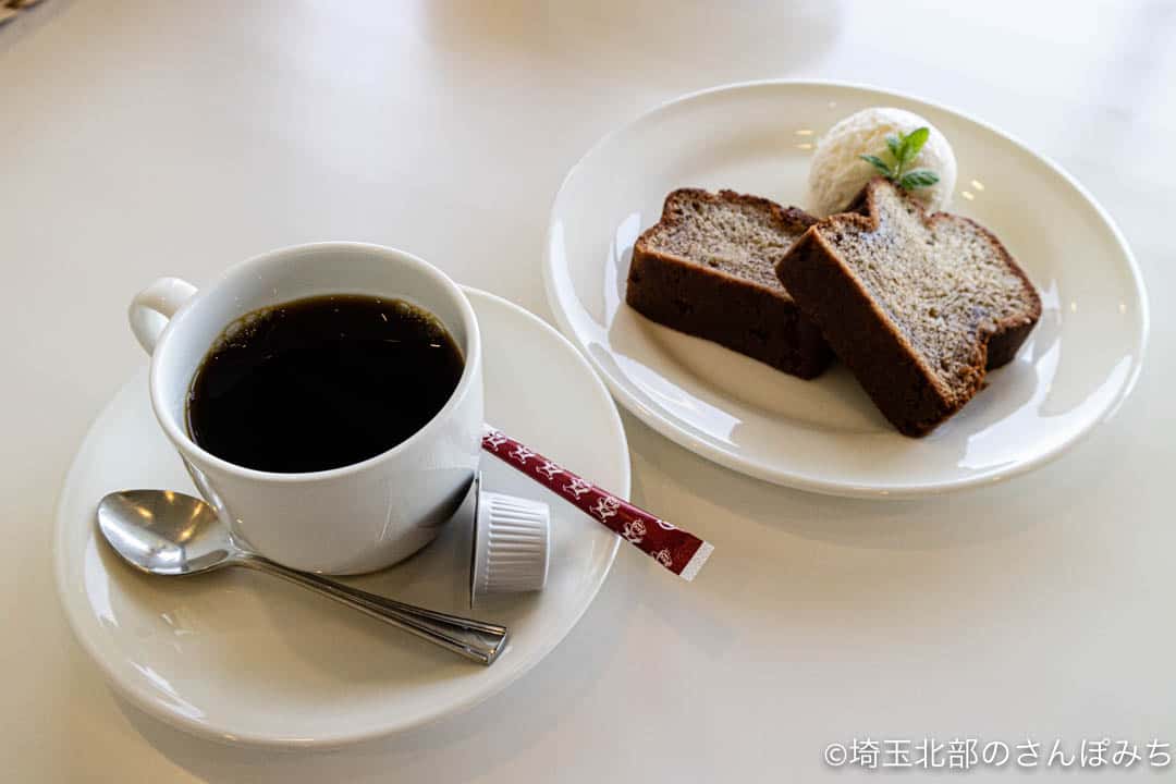 原美術館ARCのカフェ・コーヒーとバナナケーキ(関越交通定期観光バス)