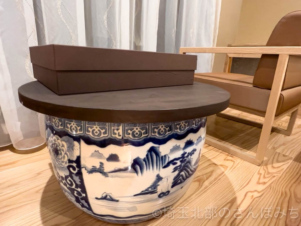 「町住客室 秩父宿」桐の匠 吉 吉KICHI の客室火鉢のテーブル
