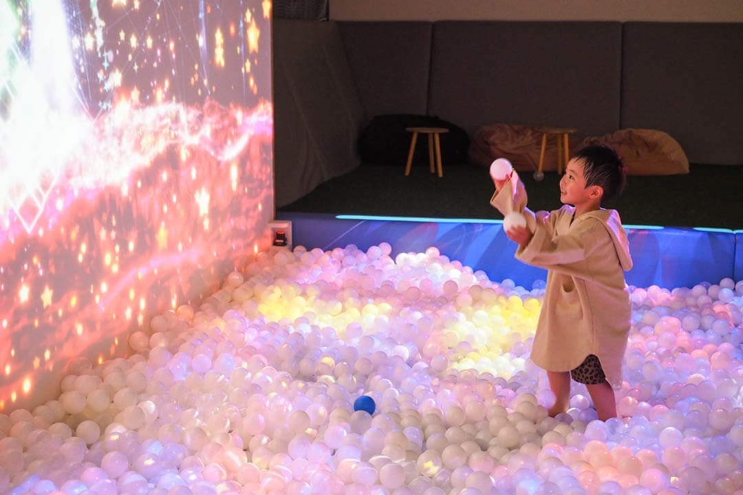 熊谷・おふろcafeハレニワの湯「キッズパーク」ボールを当てる子ども
