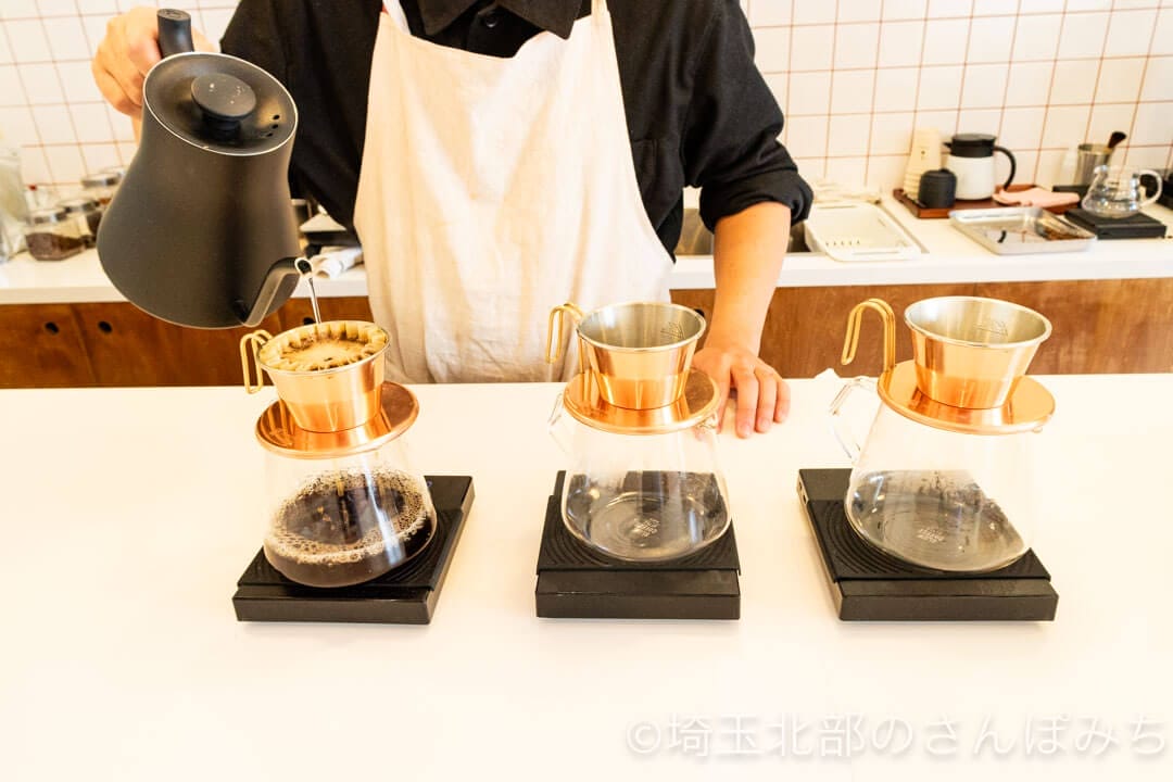 群馬・千代田町カフェ「HIRAKU(ひらく)」コーヒーをドリップしているところ